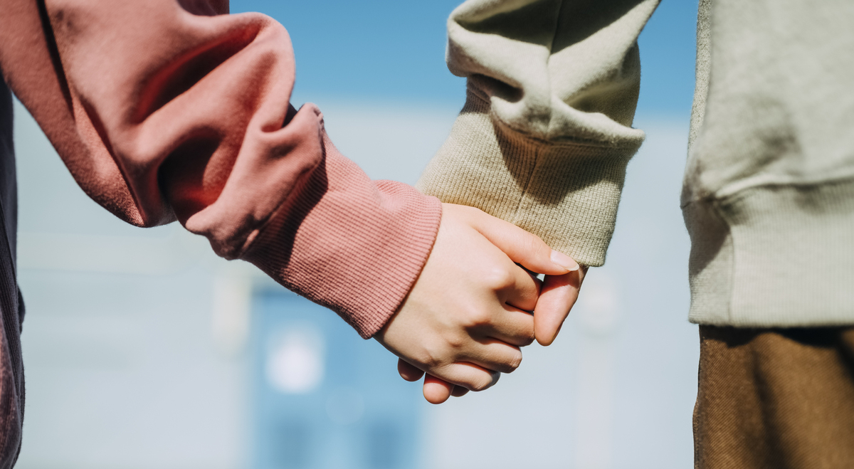 手を繋ぐカップルの画像