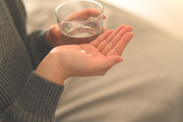 薬を飲む人の画像