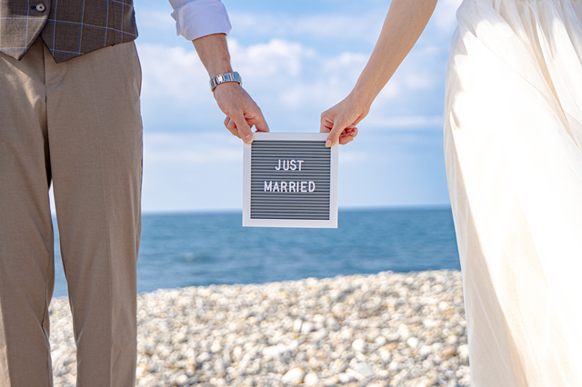 結婚したカップルの画像