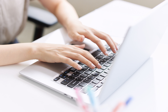 仕事をしている画像