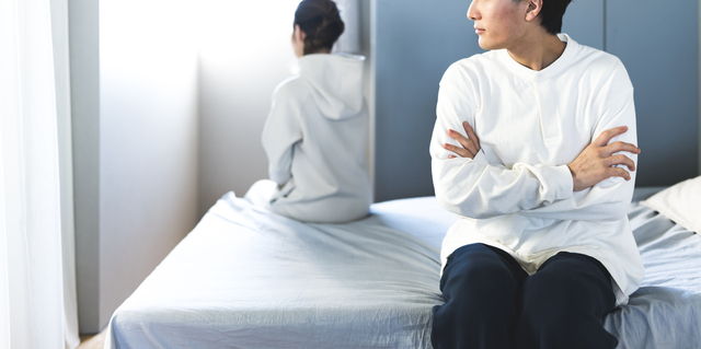 男女　すれ違い