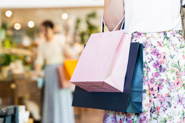 ショッピングしている人の画像