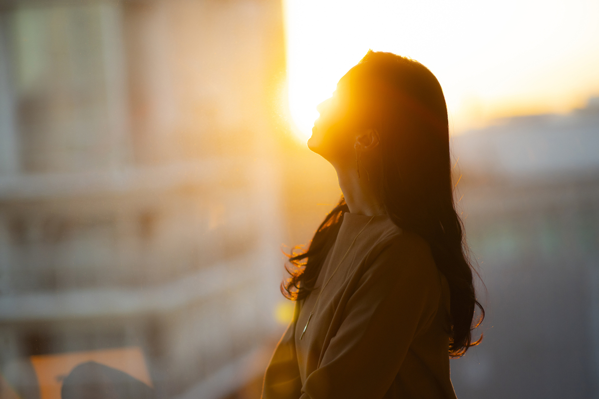 女性　夕日