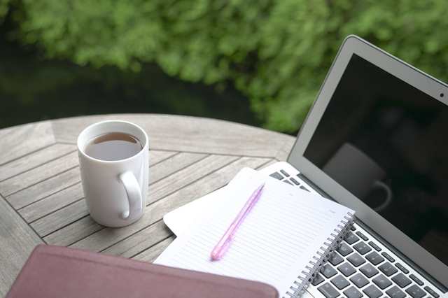 仕事をしている画像