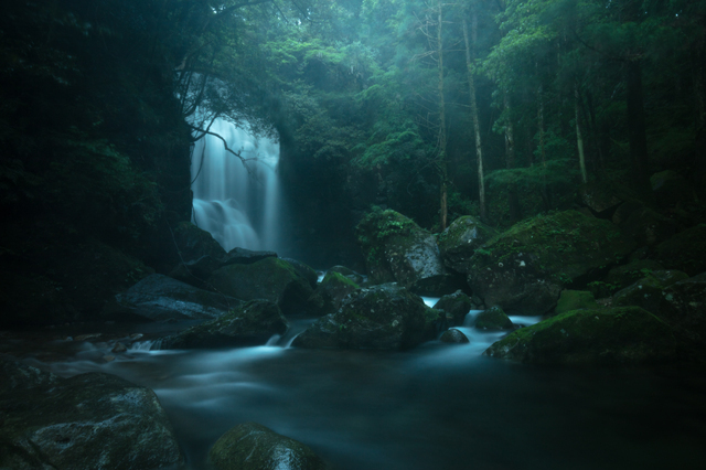 水辺　暗い　滝