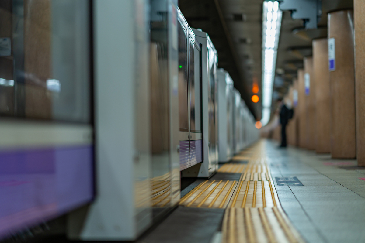 電車　ホーム