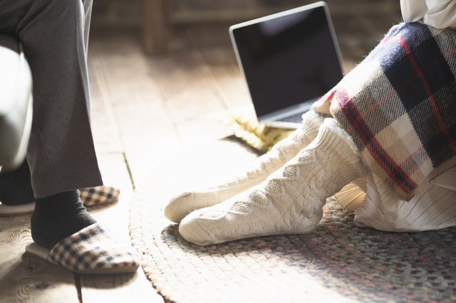 座るカップルの画像