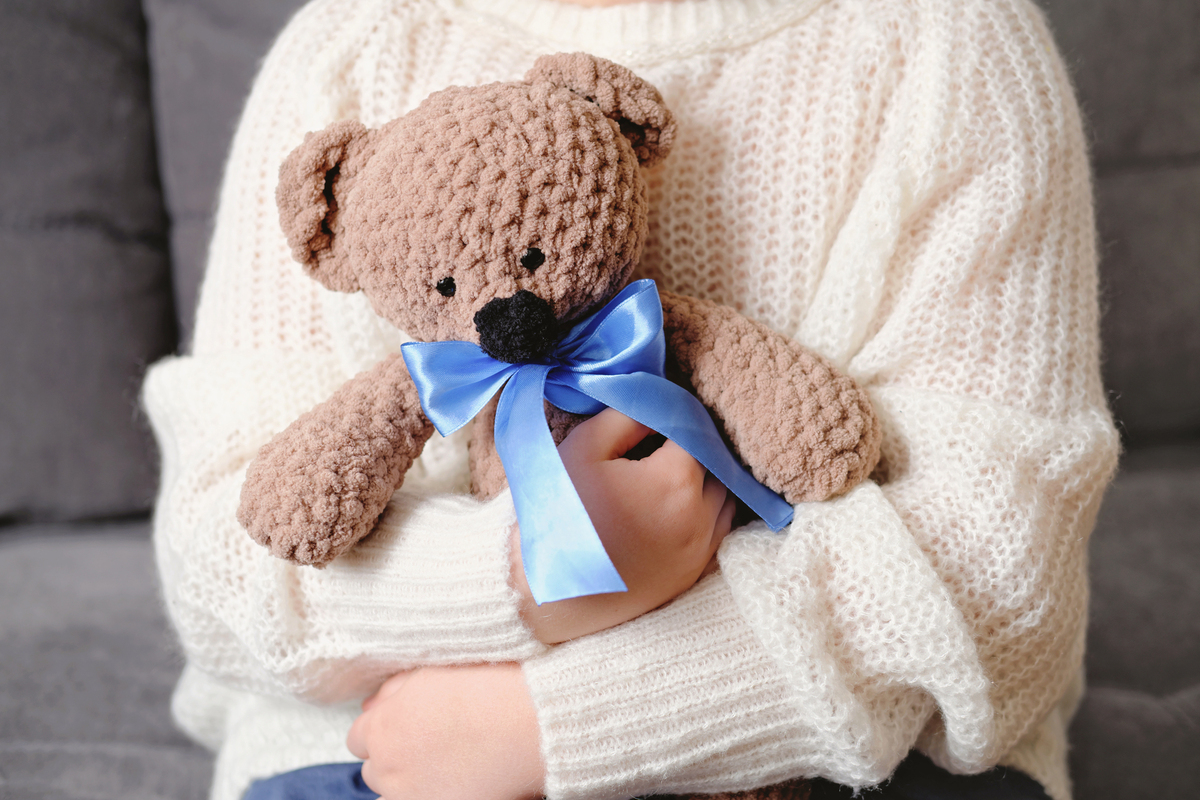 抱っこされたぬいぐるみ