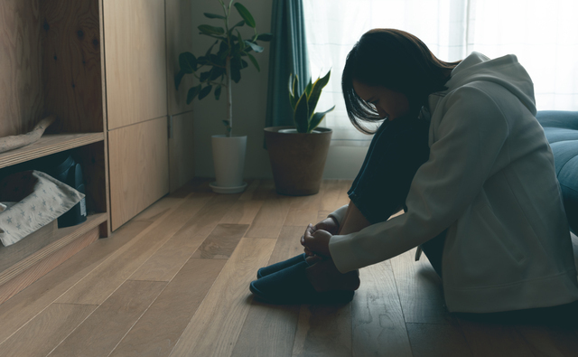女性　落ち込む