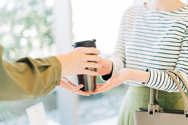 コーヒーを買う人の画像
