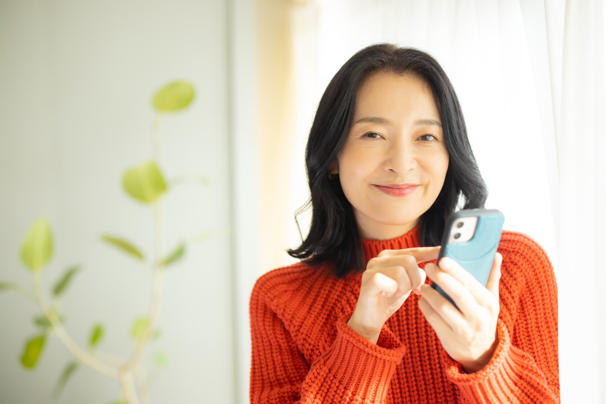 電話占いする女性