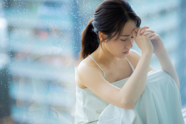 悩む　女性