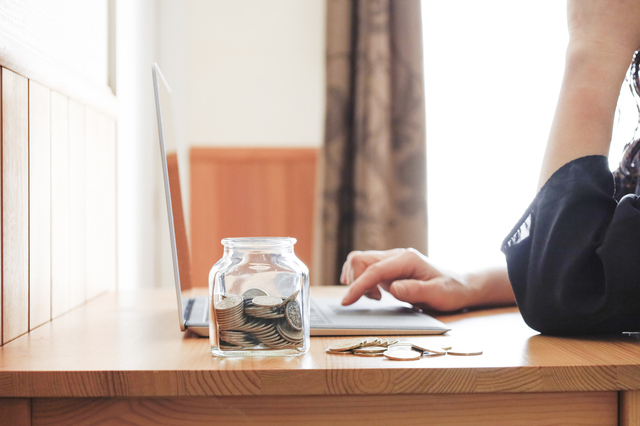 お金のことを調べている人の画像