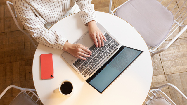 仕事をしている人の画像