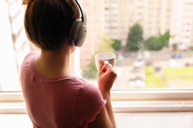 休んでいる人の画像