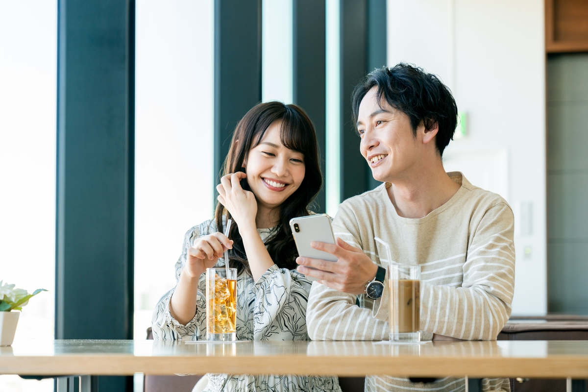 雑談するカップルの画像