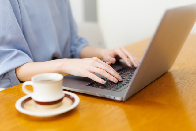 仕事をする人の画像