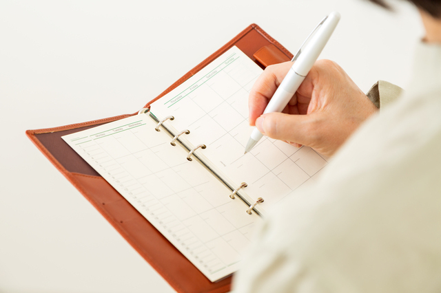 物書きをする人の画像