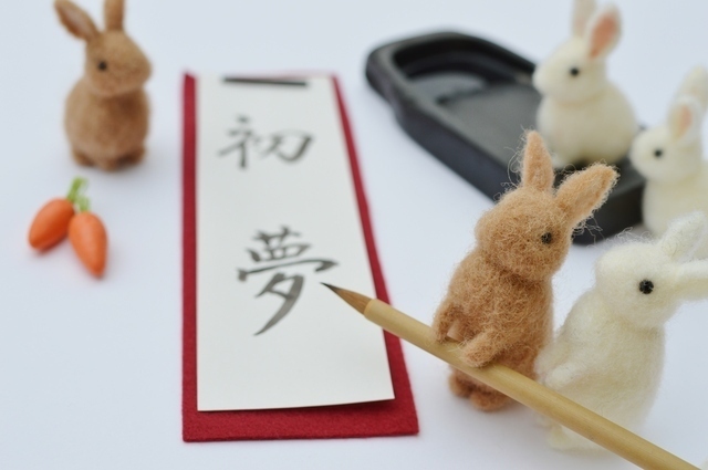 書き初めをするうさぎの画像