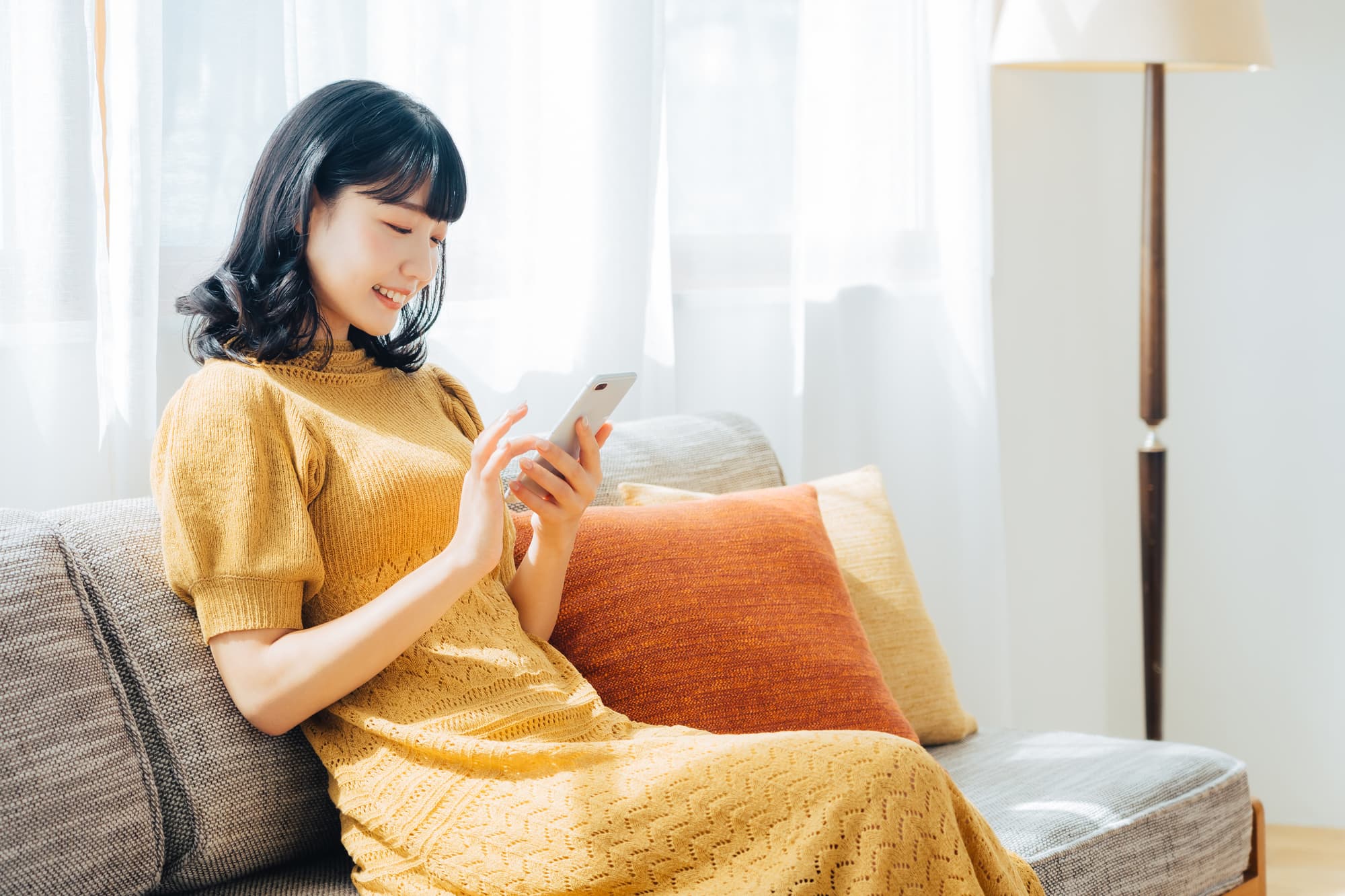 スマホを操作する女性