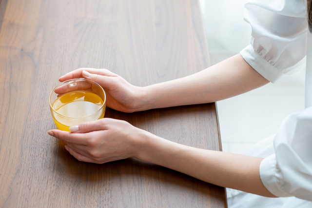 紅茶を飲む女性の画像