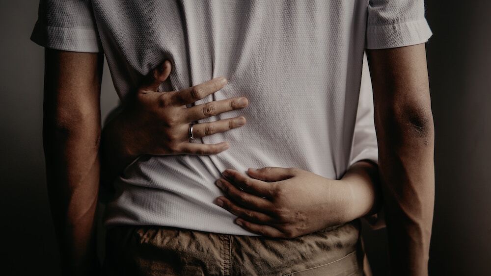 ハグ カップル 手