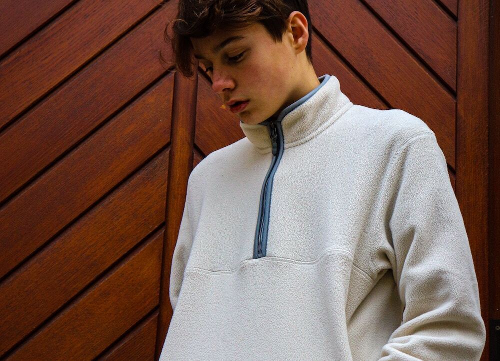 男性　少年　俯く　イケメン