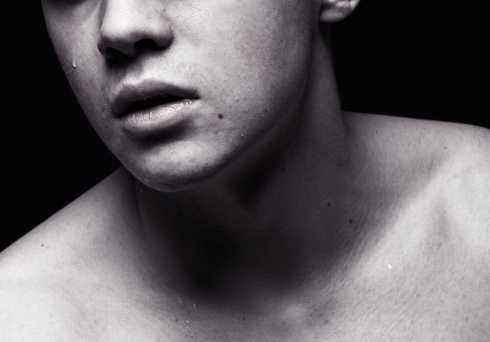 男性の顎　白黒