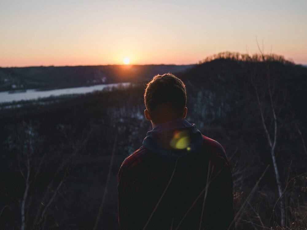 男性　背中　夕日