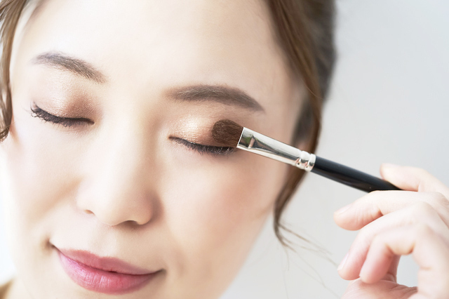 三角目を直すメイク術
