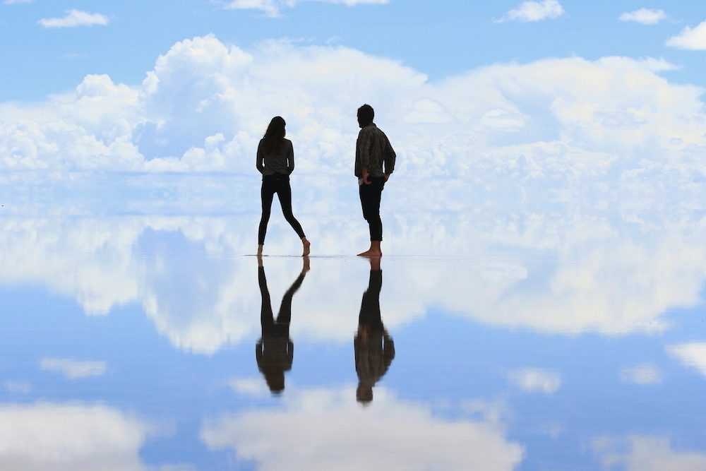 ツインレイ復縁方法　ウユニ海岸にいる男女　恋人