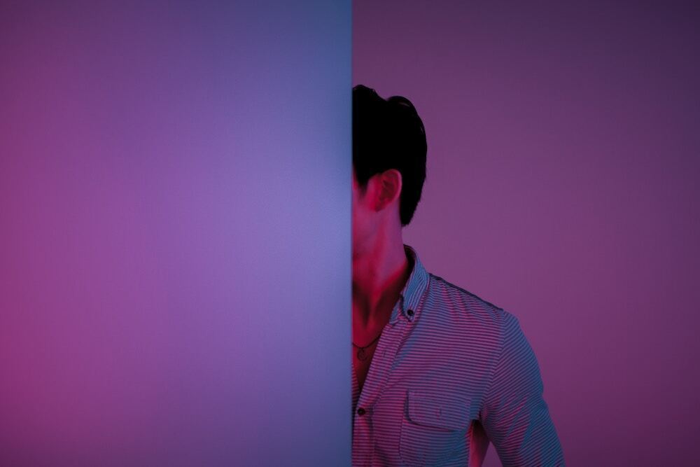 ツインレイ男性は監視や束縛が激しい?