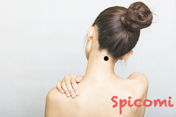 首の後ろ(ぼんのくぼ)にあるほくろの意味