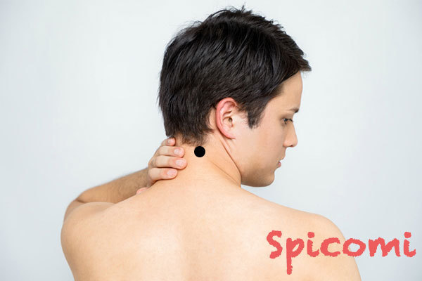 首の後ろ(後頭部の襟足付近)にあるほくろの意味(博愛ぼくろ)