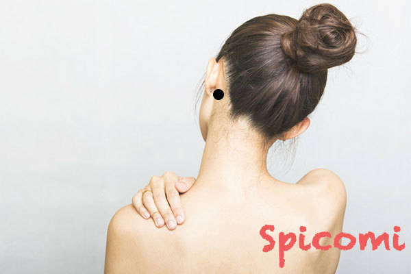 首の後ろ(耳の近く)にあるほくろの意味