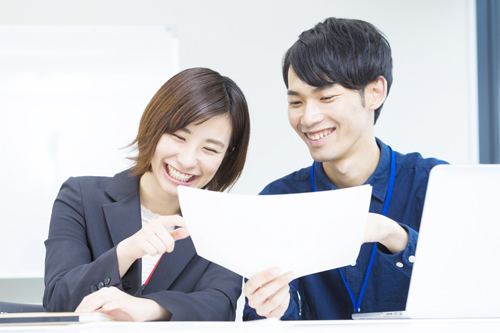 職場の年下男性の好意サイン12個 勘違いしない見分け方 Spicomi