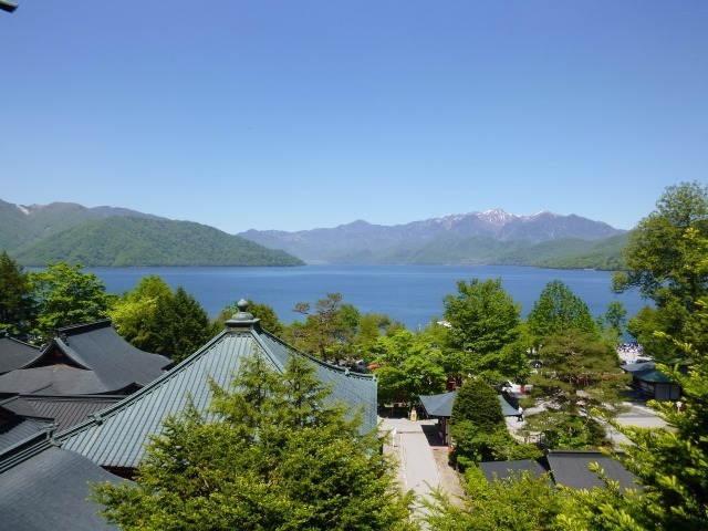 日光山中禅寺の五大堂から中禅寺湖を望む景色