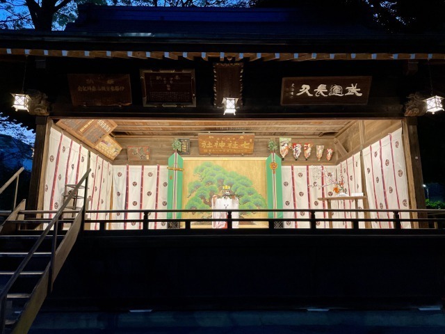 七社神社の舞殿の羽目板「相生の松」