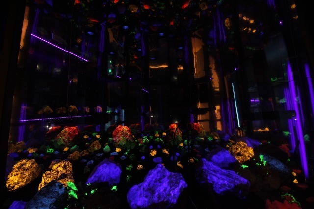 玄武洞ミュージアムの光る石の万華鏡
