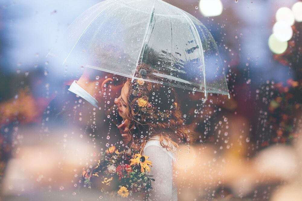 傘をさしているカップルの画像