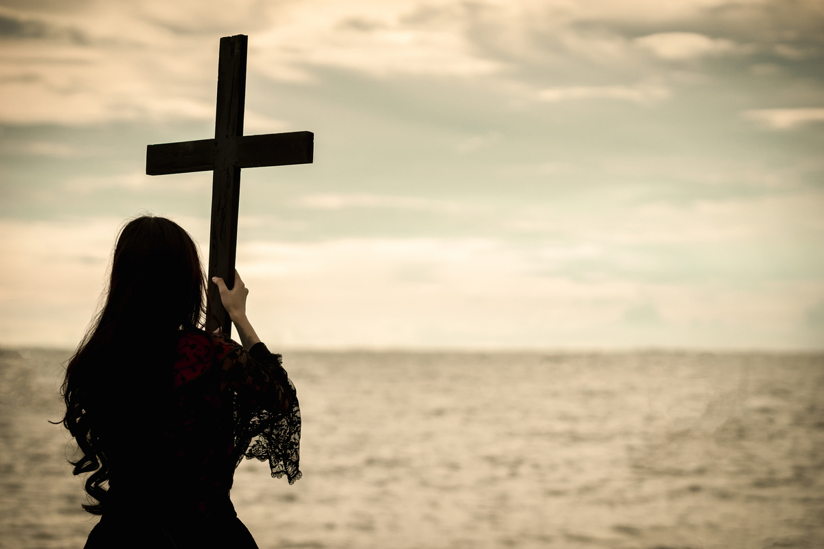 十字架をもつ女性