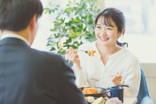 食事をしている男性と女性の画像