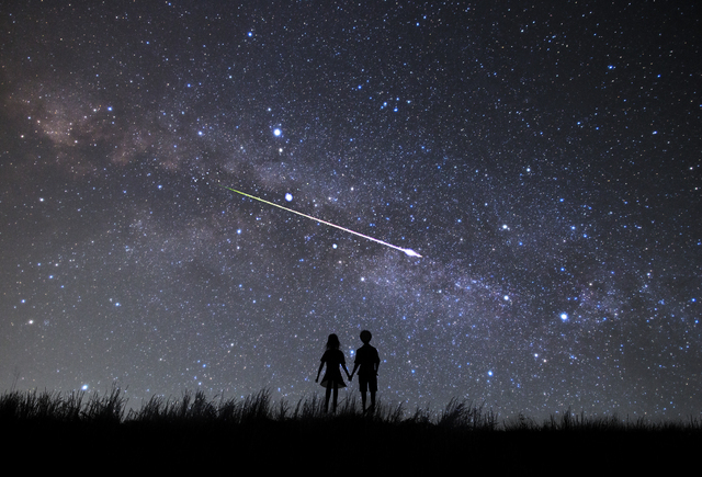 星空を眺めるカップルの画像