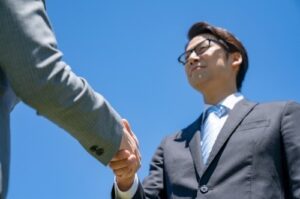 狡猾の意味!狡猾な人の心理・特徴18個と対処法!悪賢い? – Spicomi