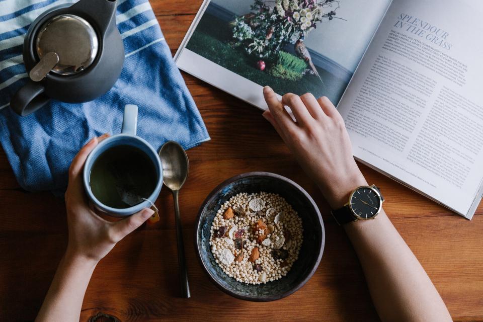 お茶を飲みながら雑誌を読む手元